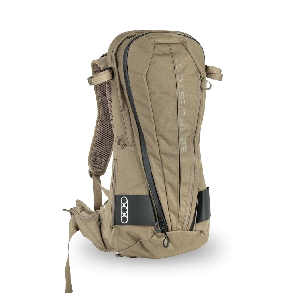 Mochila Eberlestock Cherry Bomb Pack negra diseñada para porte oculto de arma con aspecto discreto