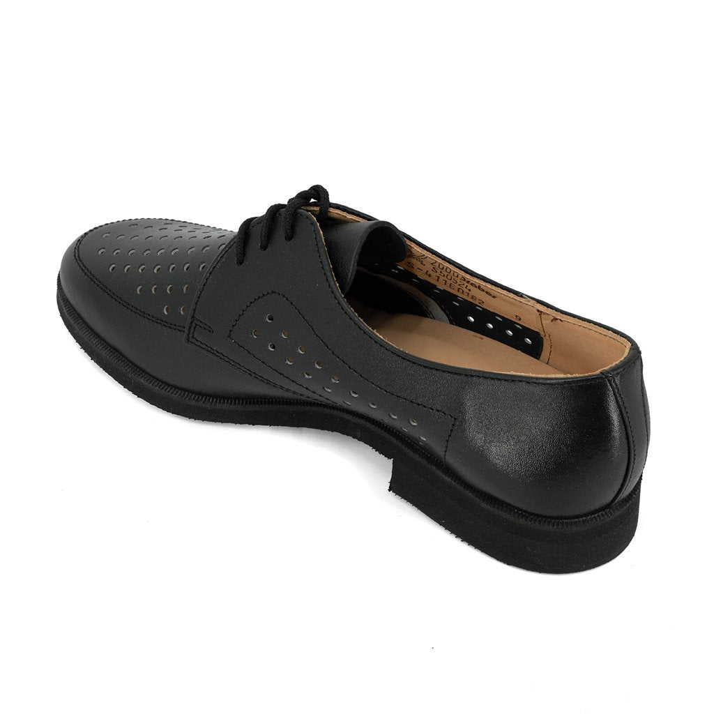 Polobotky 97 perforados AČR negros, zapato bajo perforado, vista lateral