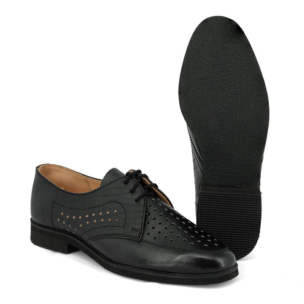Polobotky 97 perforados AČR negros, zapato bajo perforado, vista lateral