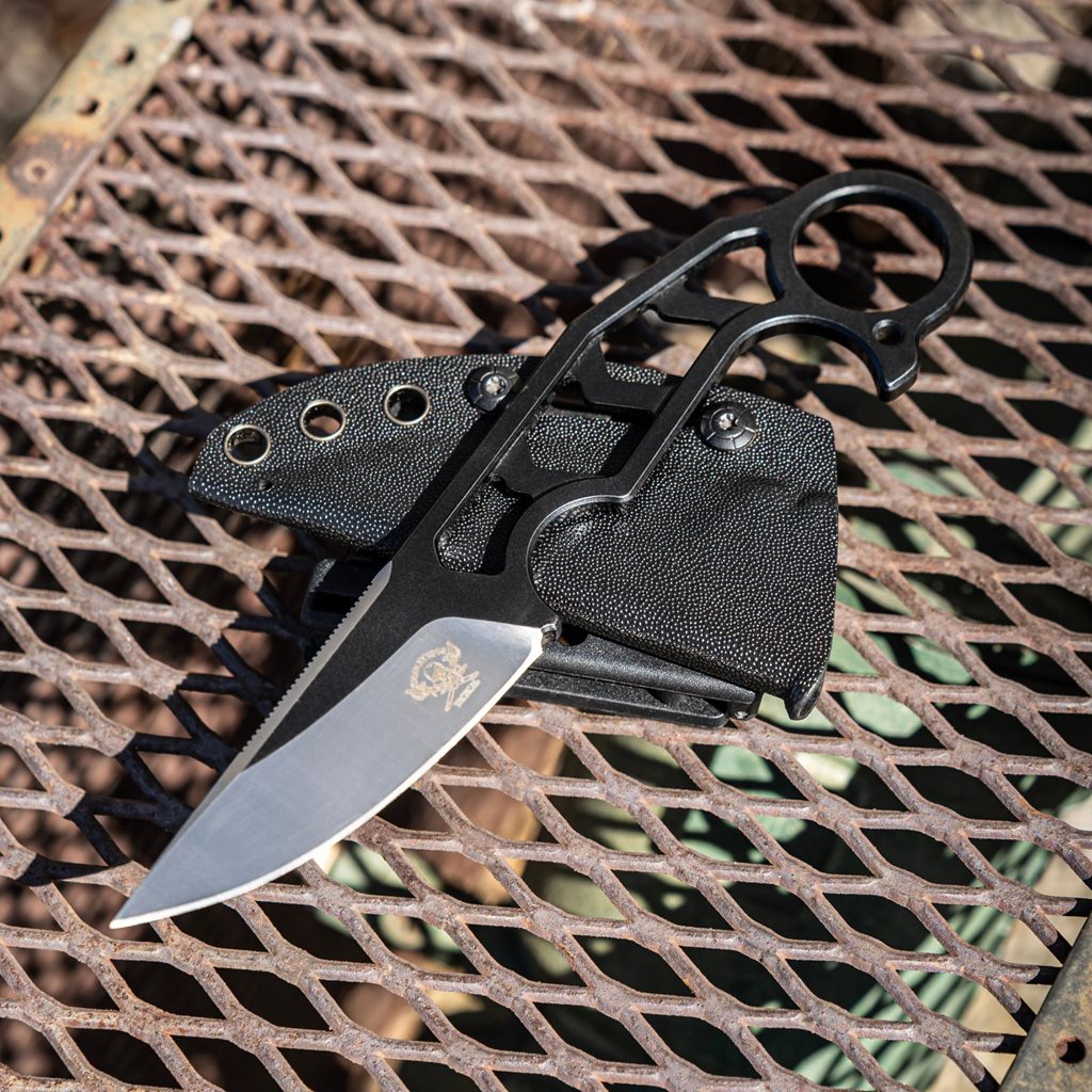 Cuchillo SKELETOR negro con funda kydex y empuñadura esqueletal