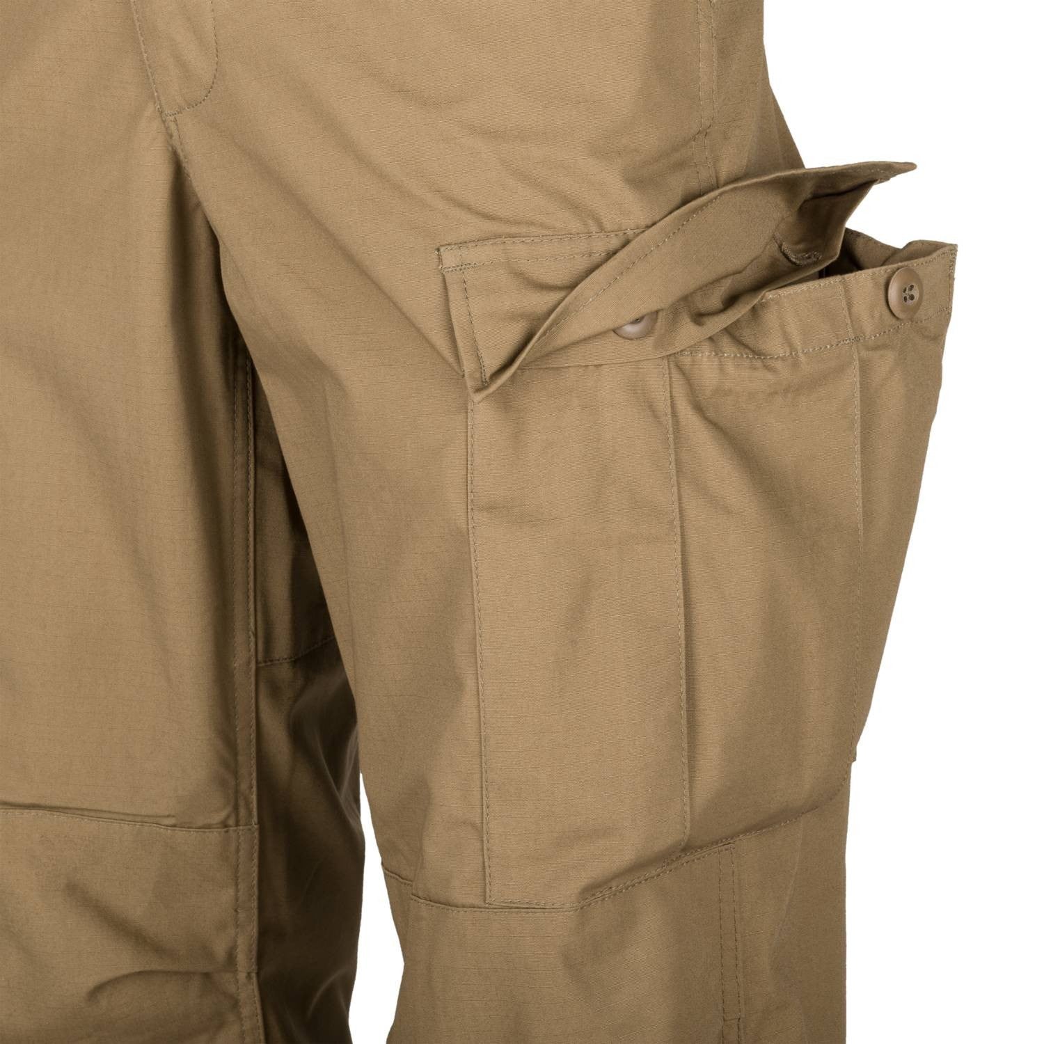 Pantalones BDU rip-stop, cierre de botones, tiras laterales y cordones en los tobillos