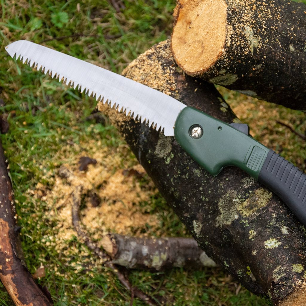Sierra plegable ROSOMÁK con hoja dentada para cortar madera seca