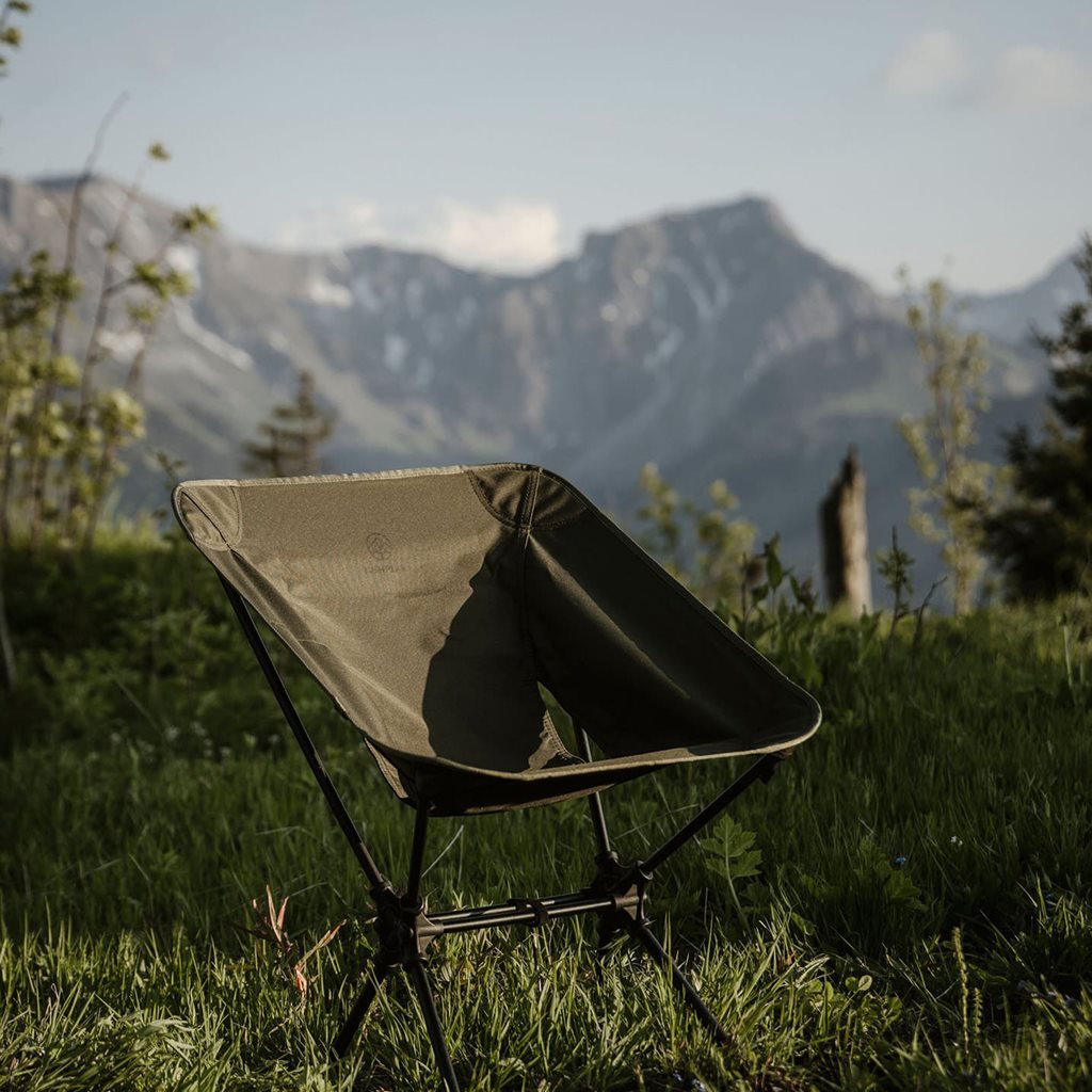 Silla Wildscape Mini plegable ligera en color negro, diseño compacto para camping