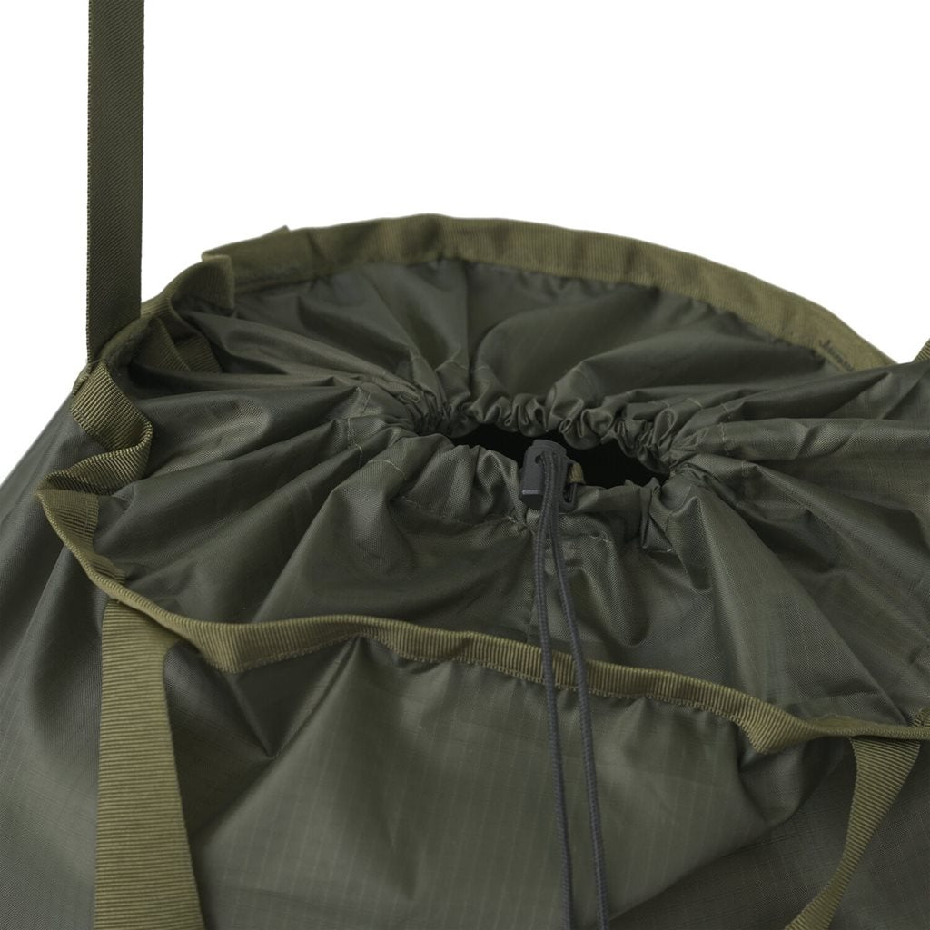 Bolsa bandolera CARRYALL DAILY BAG negra en poliéster rip-stop, ligera y resistente