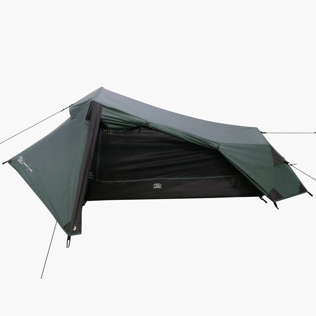 Tienda Blackthorn Gen2 ultraligera para una persona desplegada sobre terreno