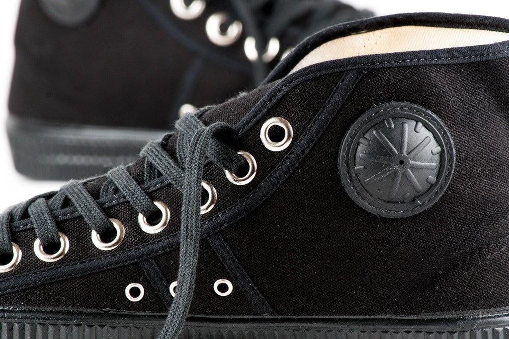 Zapatillas tobilleras negras de lona con suela de goma y plantilla extraíble