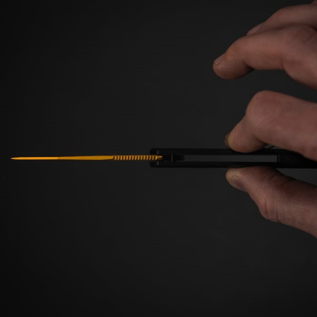 Navaja plegable TERMINUS SJ LTE con acabado carbono y dorado, hoja drop point en acero Cryo S35VN