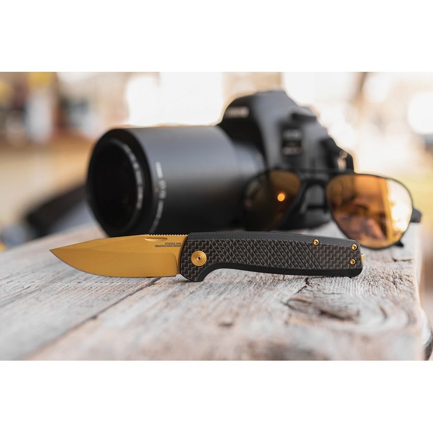 Navaja plegable TERMINUS SJ LTE con acabado carbono y dorado, hoja drop point en acero Cryo S35VN