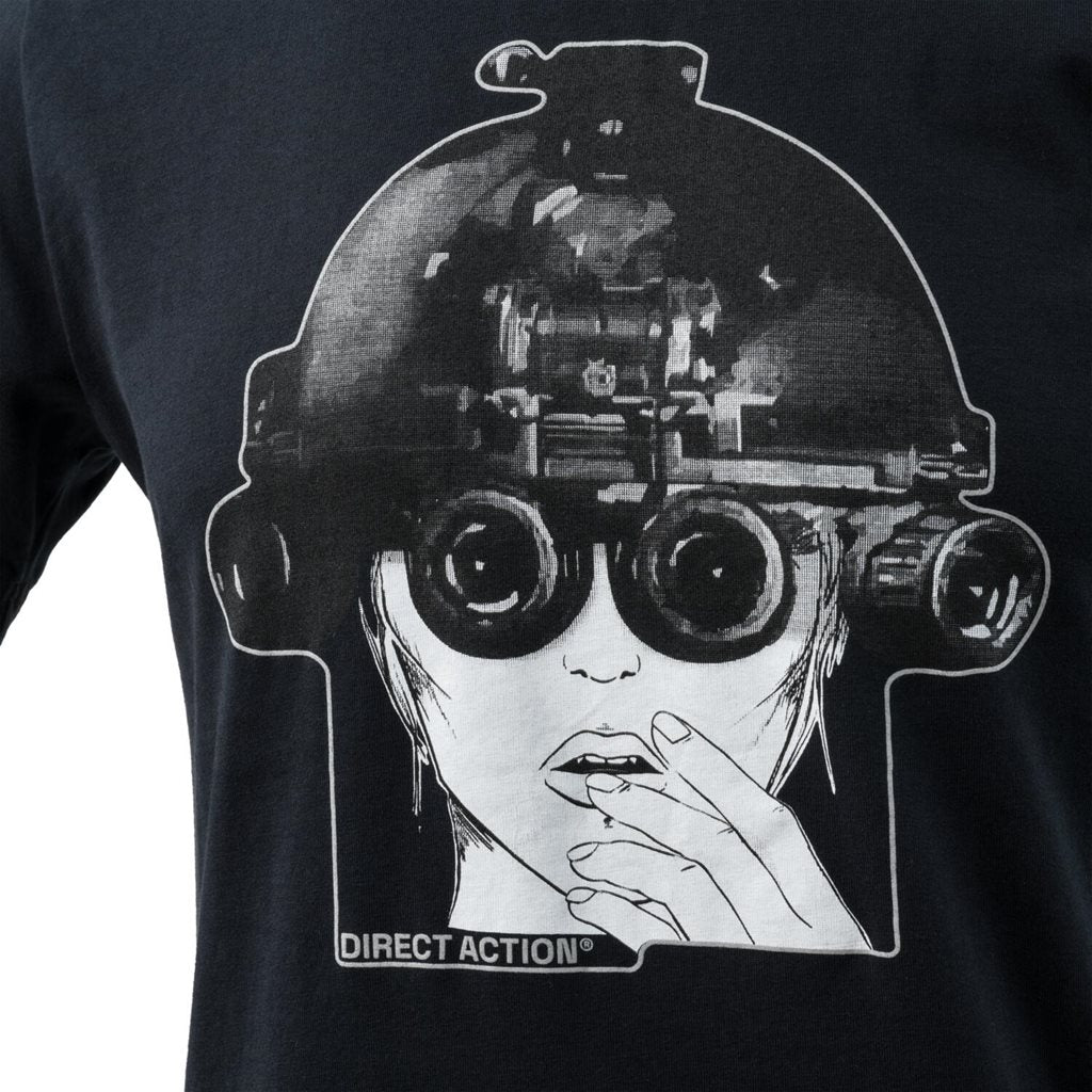 Camiseta negra con logo DIRECT ACTION y mujer con casco y visión nocturna