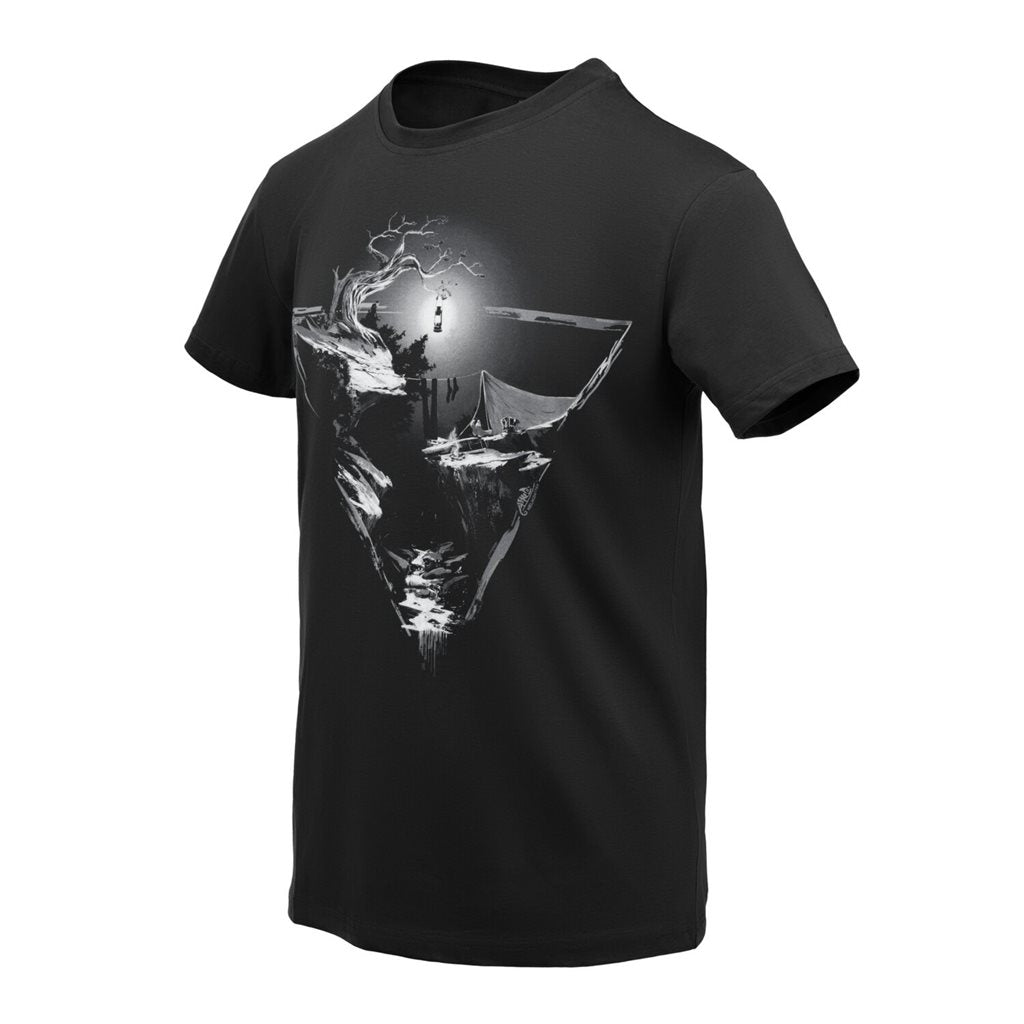 Camiseta NIGHT VALLEY negra con ilustración del valle nocturno