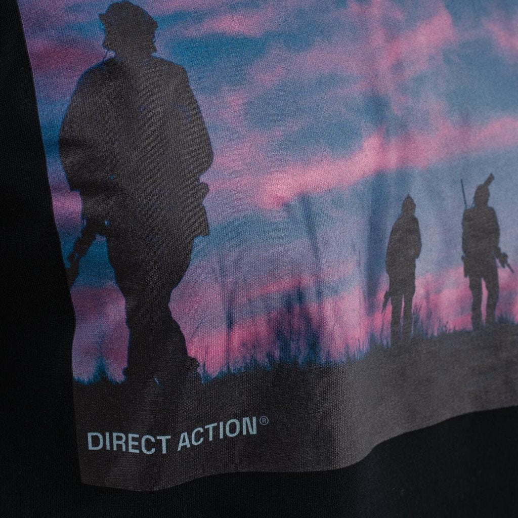 Camiseta SUNSET negra con logo de DIRECT ACTION y soldados al atardecer