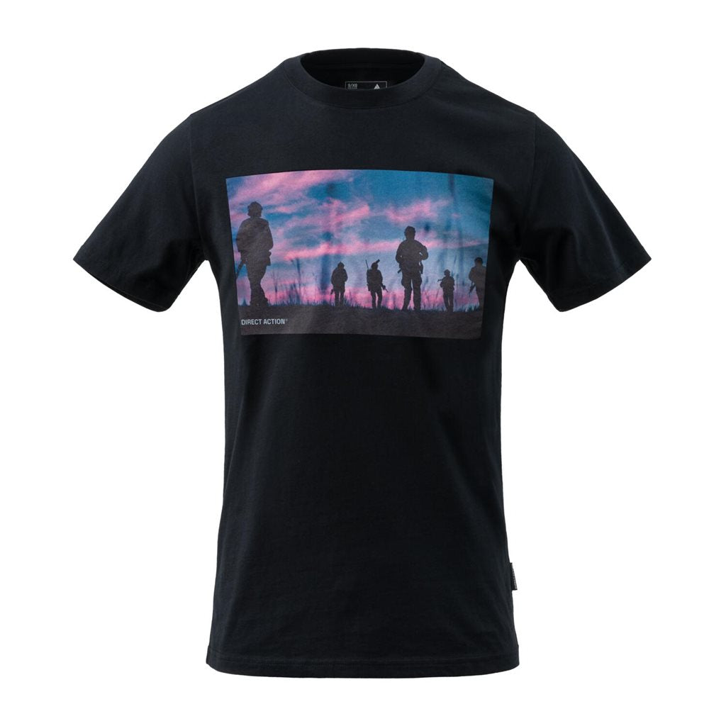Camiseta SUNSET negra con logo de DIRECT ACTION y soldados al atardecer