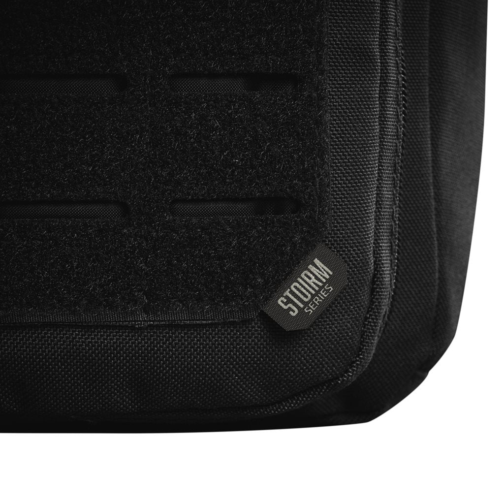 Mochila bandolera STOIRM GEARSLINGER 12 L verde con hebillas Duraflex y cremallera YKK