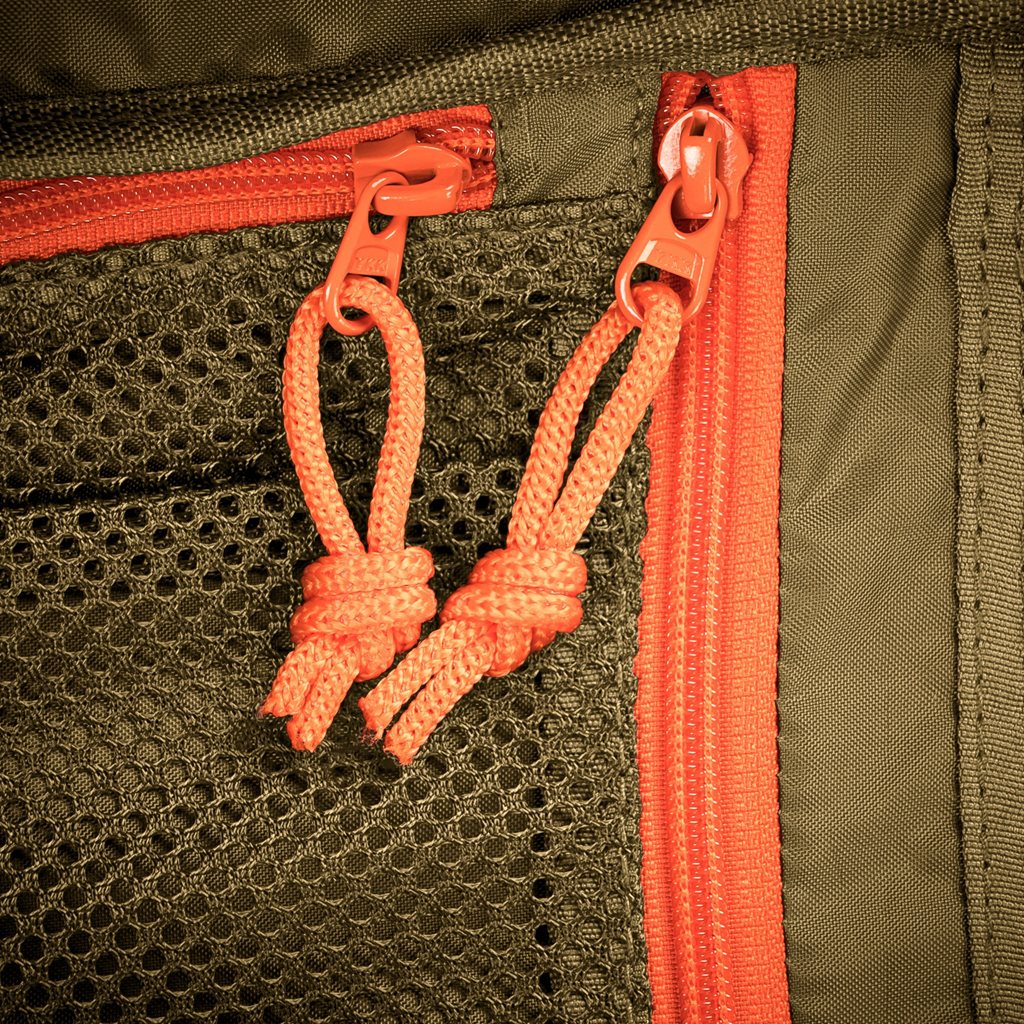Mochila bandolera STOIRM GEARSLINGER 12 L verde con hebillas Duraflex y cremallera YKK