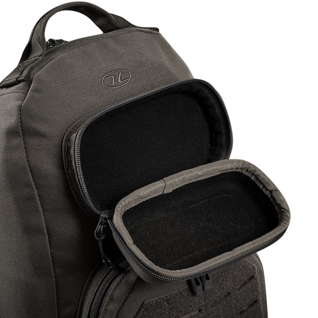 Mochila bandolera STOIRM GEARSLINGER 12 L verde con hebillas Duraflex y cremallera YKK