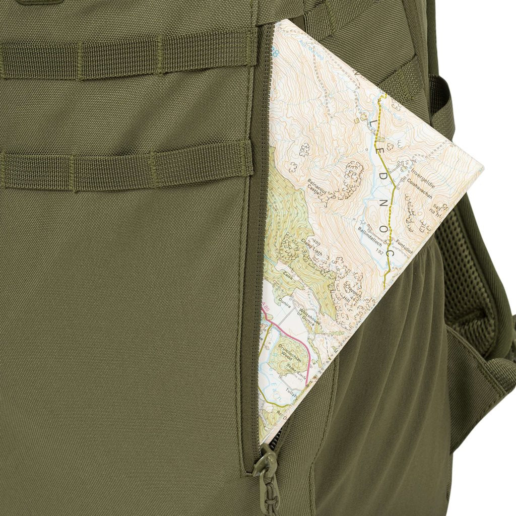 Imagen de la mochila EAGLE 1 (20 L) mostrando bolsillos, sistema MOLLE/PALS y respaldo ergonómico