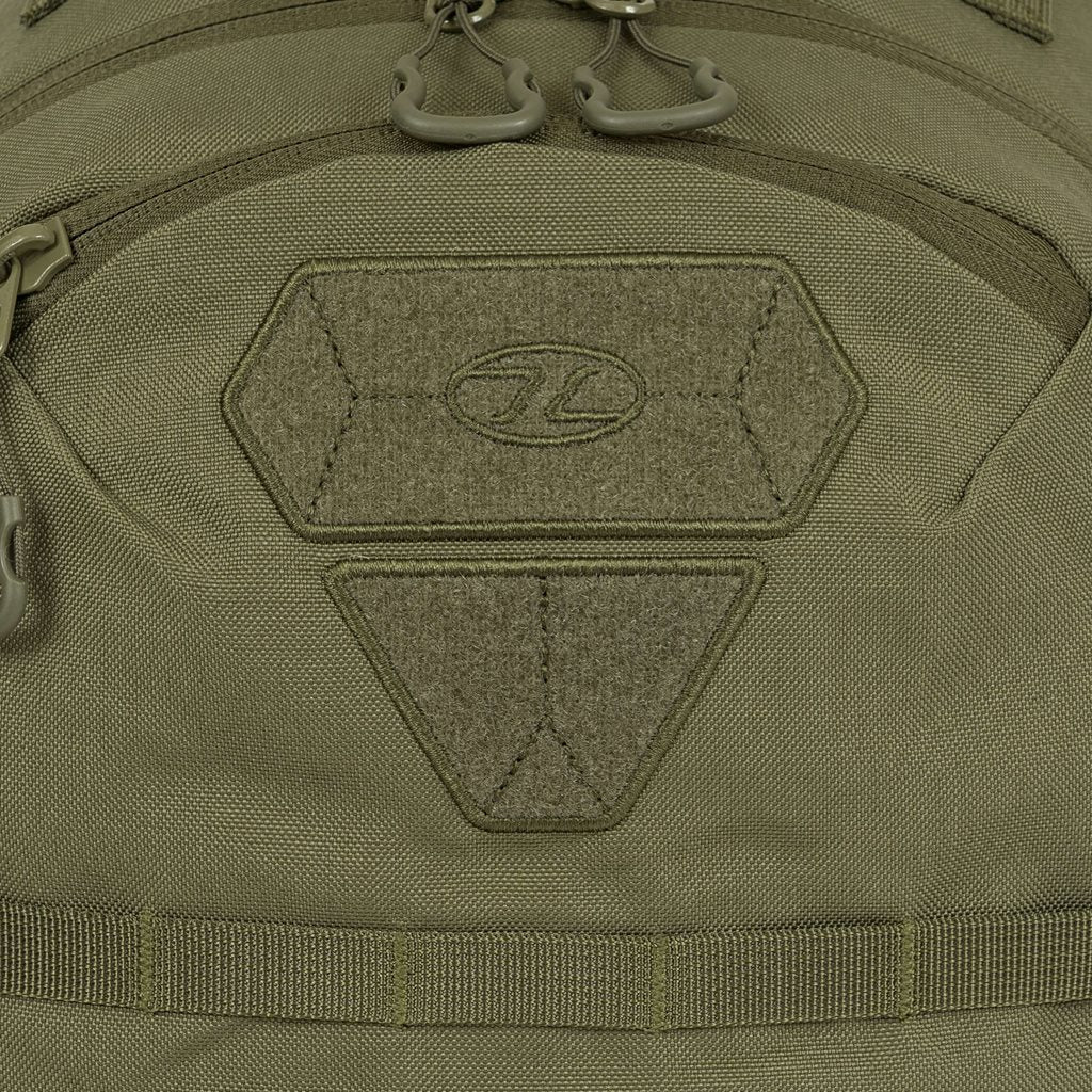 Imagen de la mochila EAGLE 1 (20 L) mostrando bolsillos, sistema MOLLE/PALS y respaldo ergonómico