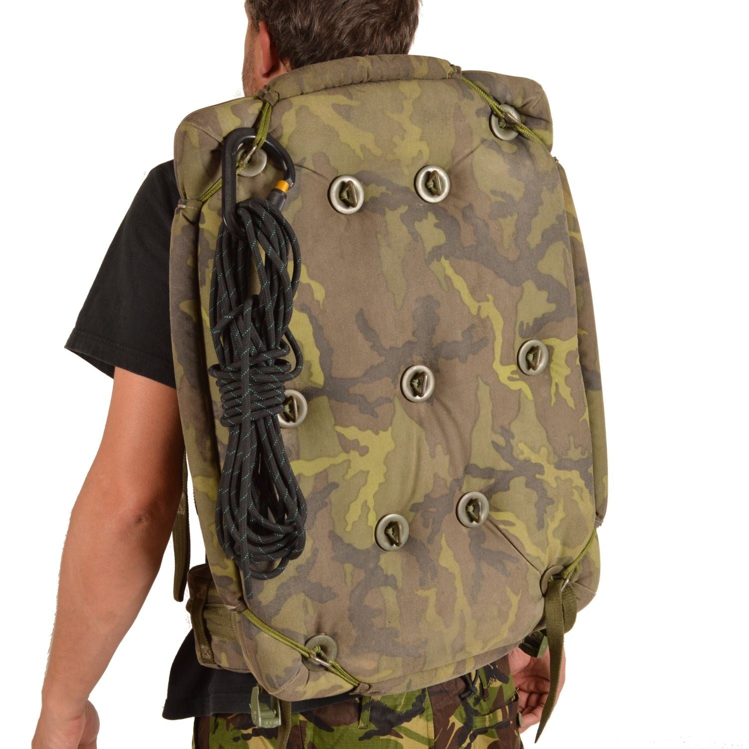 Portador universal UNR-1 vz.95 camuflaje bosque usado, vista del producto