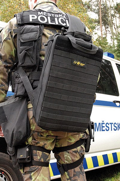 Mochila táctica UTB-01 negra vista delantera con diseño táctico y dimensiones aproximadas