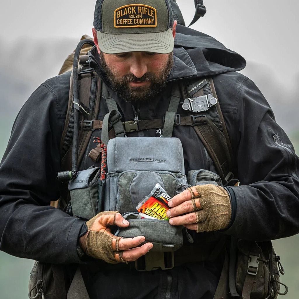 Funda RECON QUICKCASE gris de Eberlestock con cremallera bidireccional y solapa de velcro