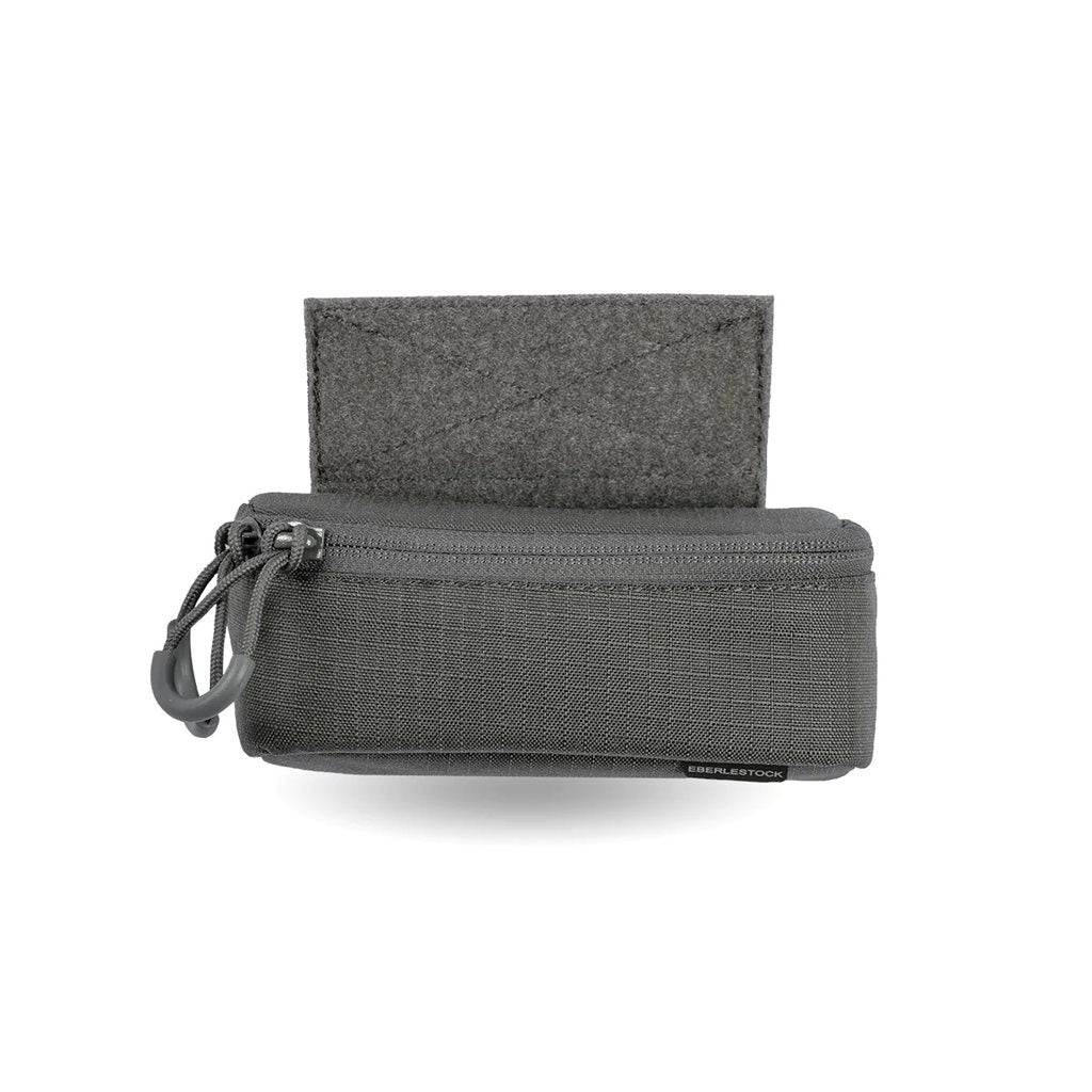 Funda RECON QUICKCASE gris de Eberlestock con cremallera bidireccional y solapa de velcro