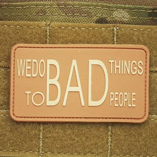 Parche plástico negro 'We do bad things to bad people', 7,5 x 4,2 cm, velcro
