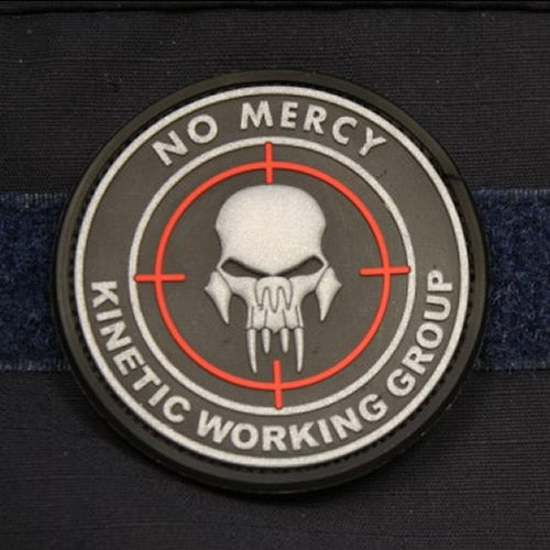 Parche PVC NO MERCY - KINETIC GROUP negro y rojo, aprox. 6 cm, respaldo con velcro