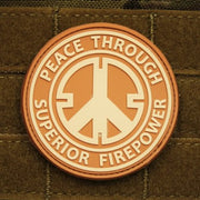 Parche plástico PEACE DESERT 6 cm con velcro, texto 'Peace through superior firepower'