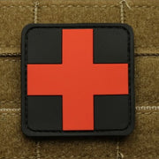 Parche plástico KŘÍŽ MEDIC 5x5 cm negro y rojo con velcro