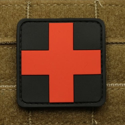 Parche plástico KŘÍŽ MEDIC 5x5 cm negro y rojo con velcro